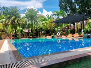Outdoor pool - Park & Pool Resort (Nong Khai)