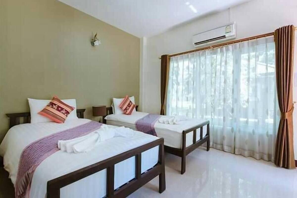 Desk, rollaway beds, free WiFi
