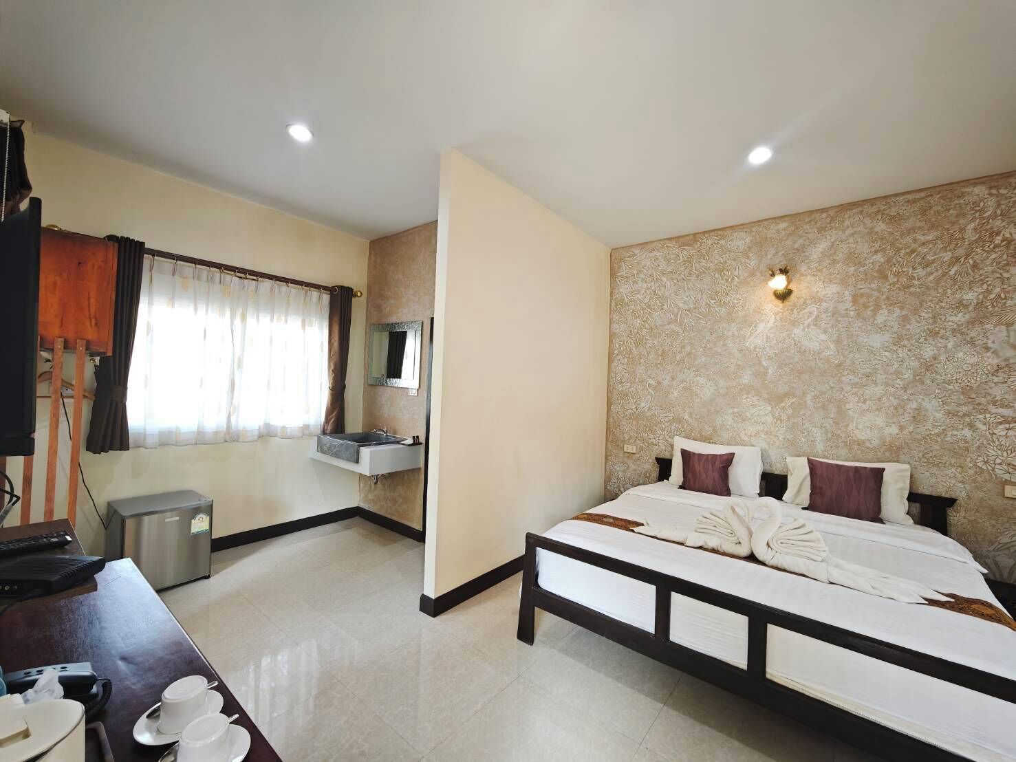 Bungalow Double Bed | Desk, rollaway beds, free WiFi