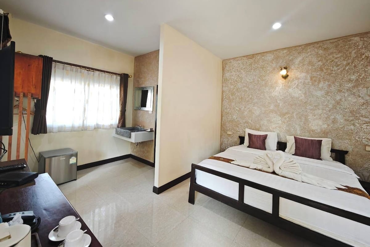 Bungalow Double Bed | Desk, WiFi (free)