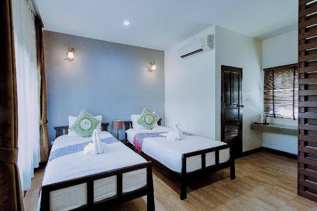 Desk, rollaway beds, free WiFi