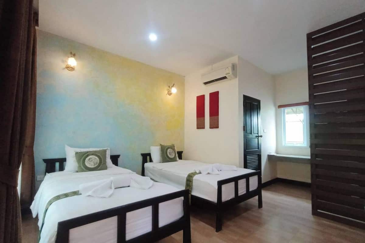 Standard Room / Twin Bed | Desk, WiFi (free)