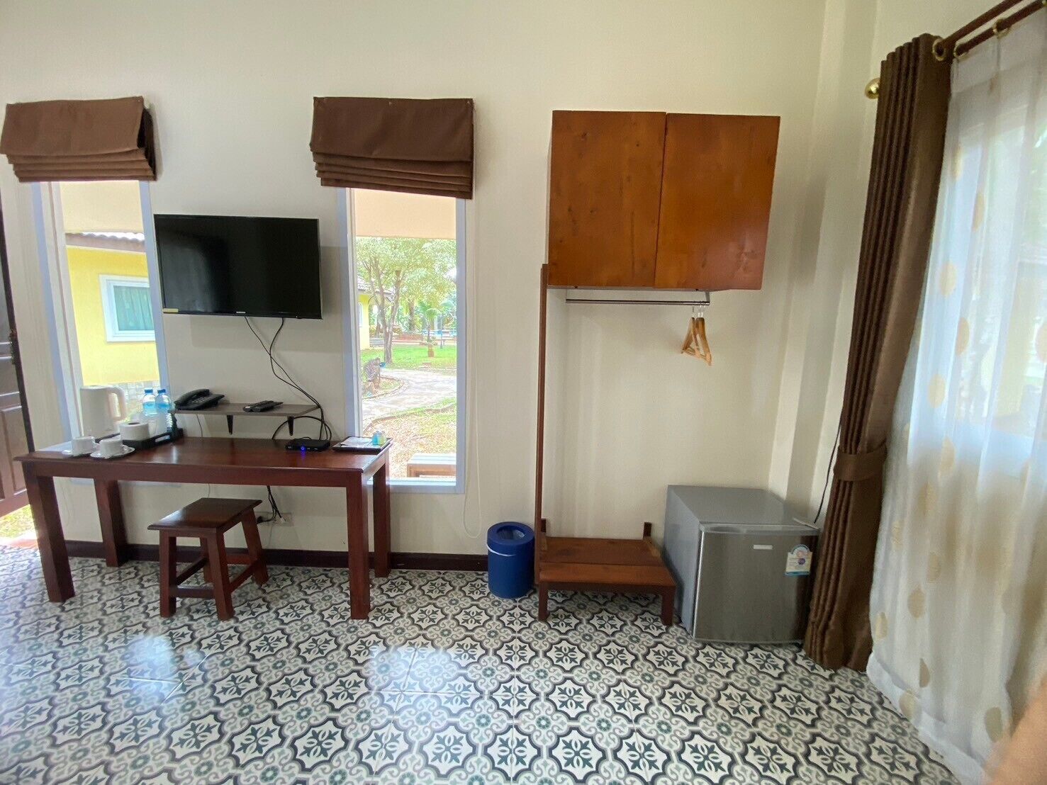 bungalow twin bed | television