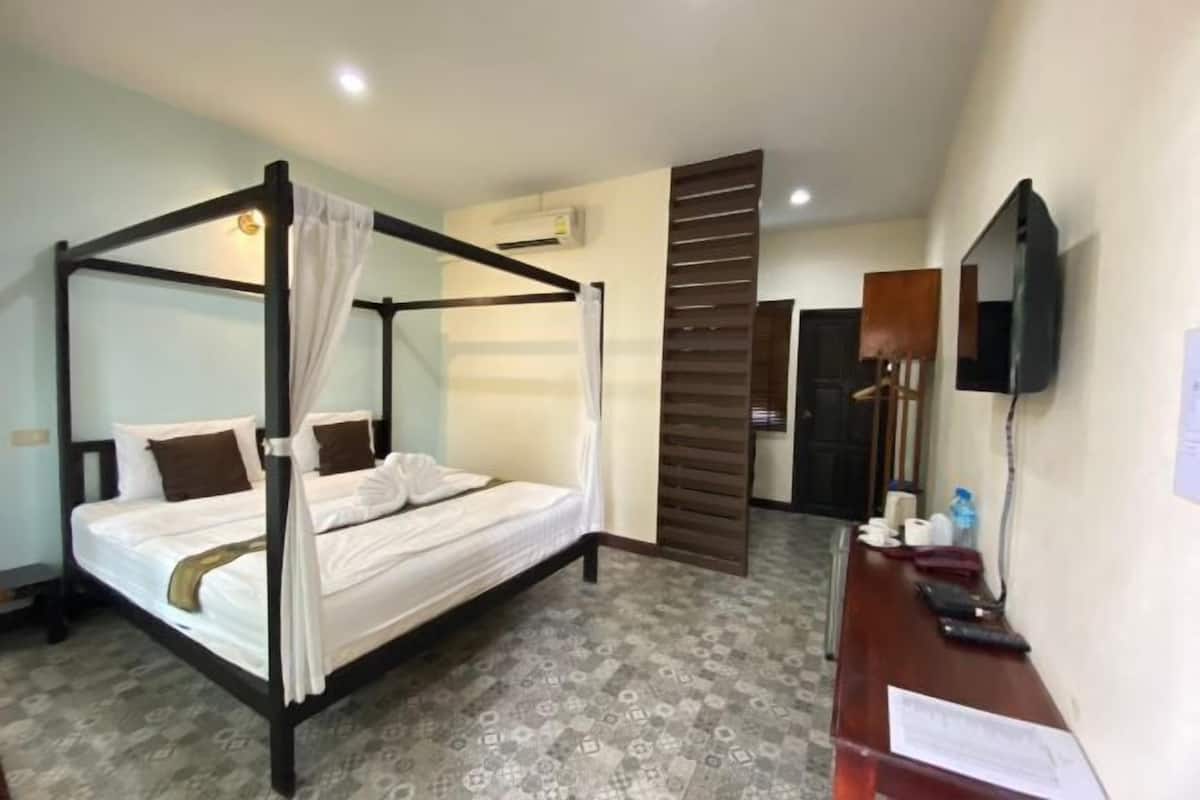 Desk, rollaway beds, free WiFi