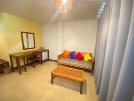 Sun Suite Room | 起居区 | 21-英寸电视（配备有线频道）