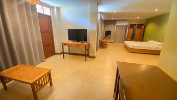 Sun Suite Room | Escritorio, cortinas blackout, wifi gratis y ropa de cama