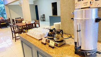 Desayuno buffet (THB 120 por persona)