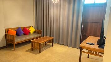 Sun Suite Room | Living area | 21-inch TV with cable channels