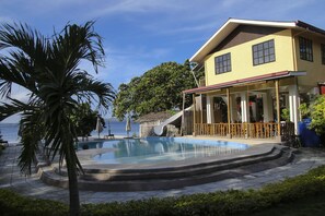 A two-story house with a pool, a slide, and a view of the sea. - Isla Hayahay Beach Resort and Restaurant (Calape)