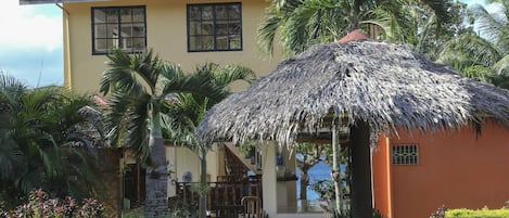 Se sirven desayunos y cocina internacional (con vistas a la playa)