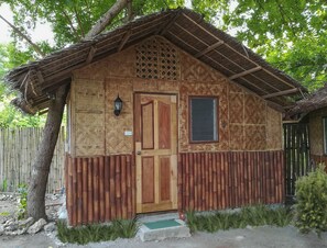Cottage truyền thống, 1 giường cỡ queen, quang cảnh biển | Mặt tiền nơi lưu trú - ban đêm