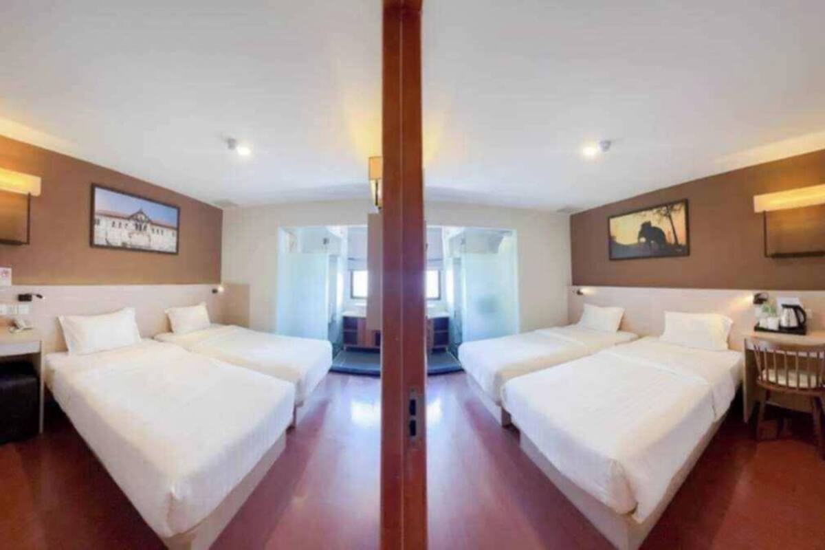 Family 4 Single Beds (2 Bedrooms) | Desk, soundproofing, WiFi (free)
