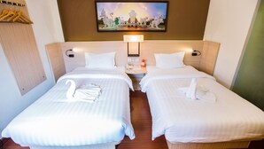 A hotel room with two beds, a TV mounted on the wall, and a painting above the beds. - Chiang Roi 7 Days Inn (Chiang Mai)