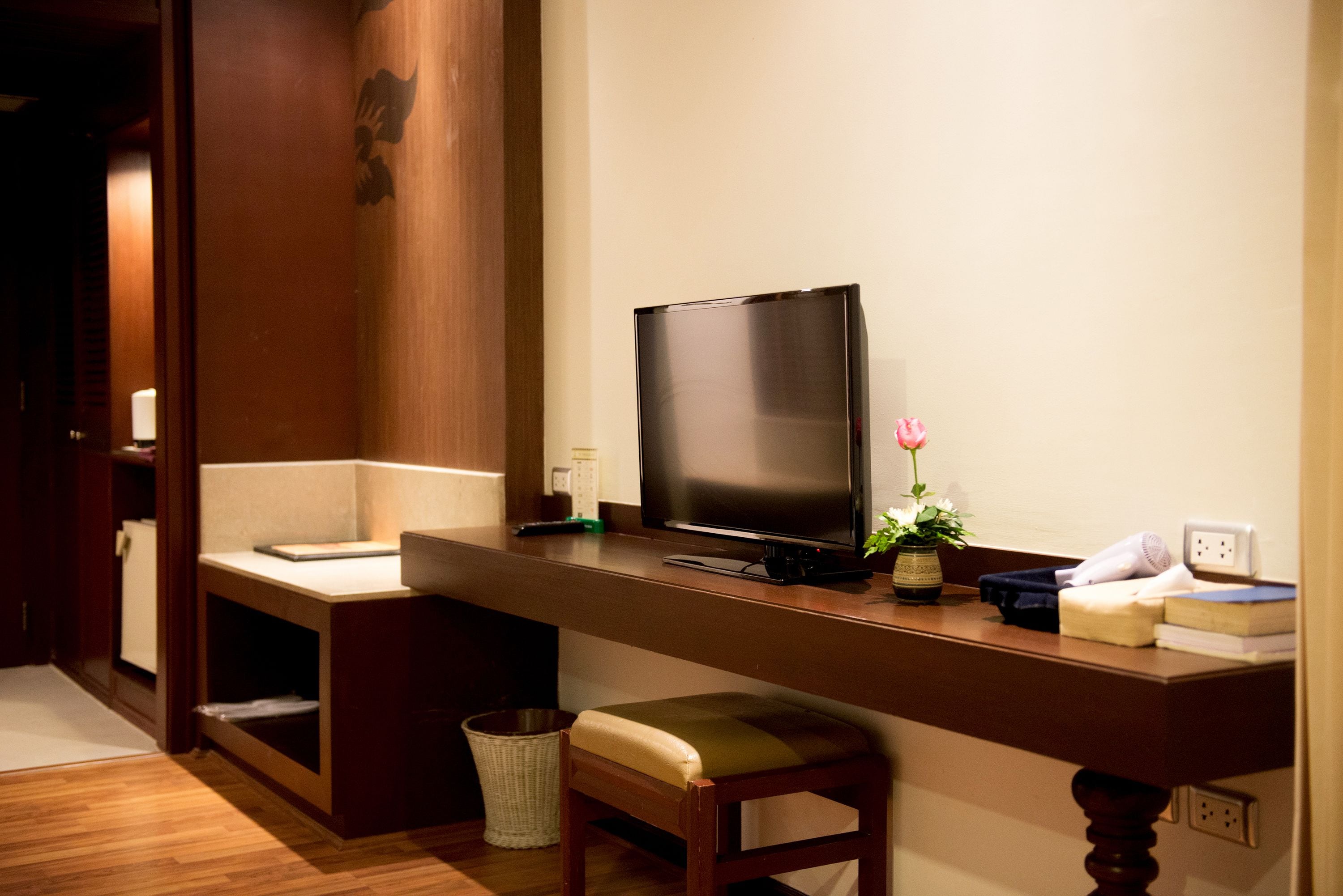 deluxe single room | premium bedding, minibar, desk, free wifi
