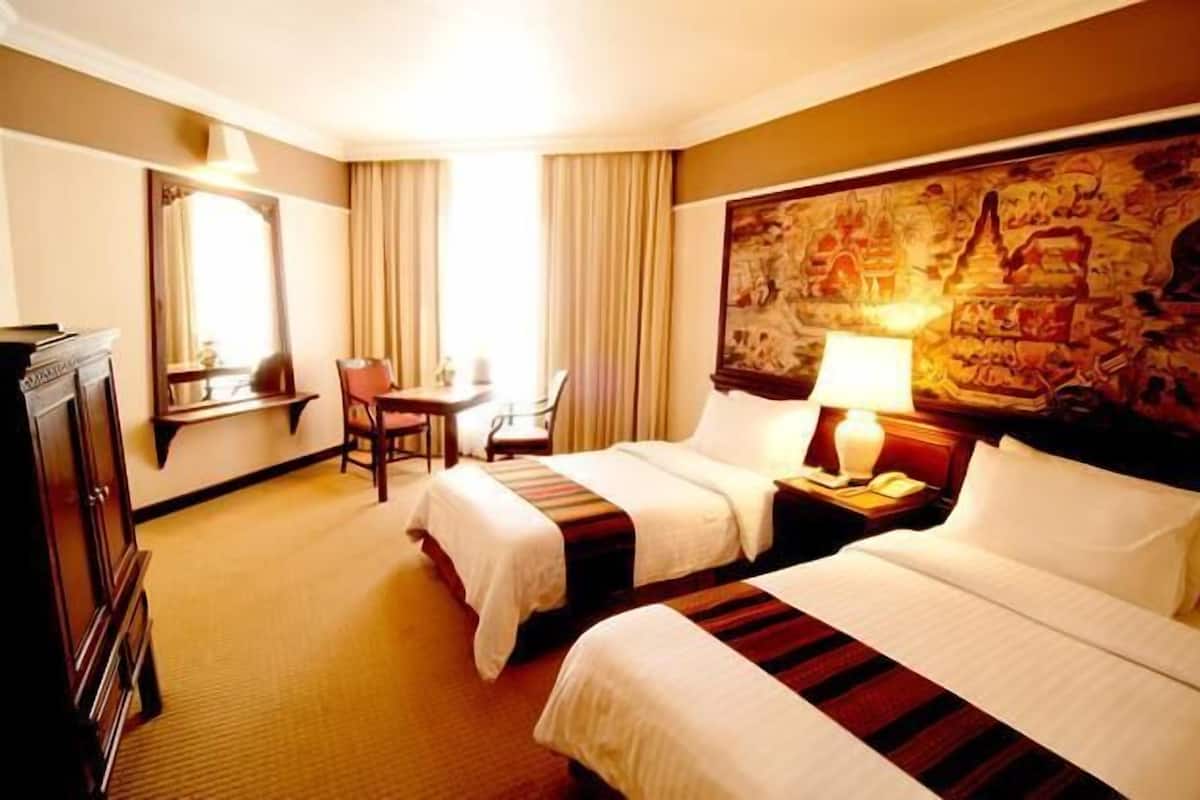 Premium bedding, minibar, desk, WiFi (free)
