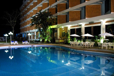 Piscina all'aperto, ombrelloni da piscina, lettini. Wiang Inn Hotel Chiang Rai