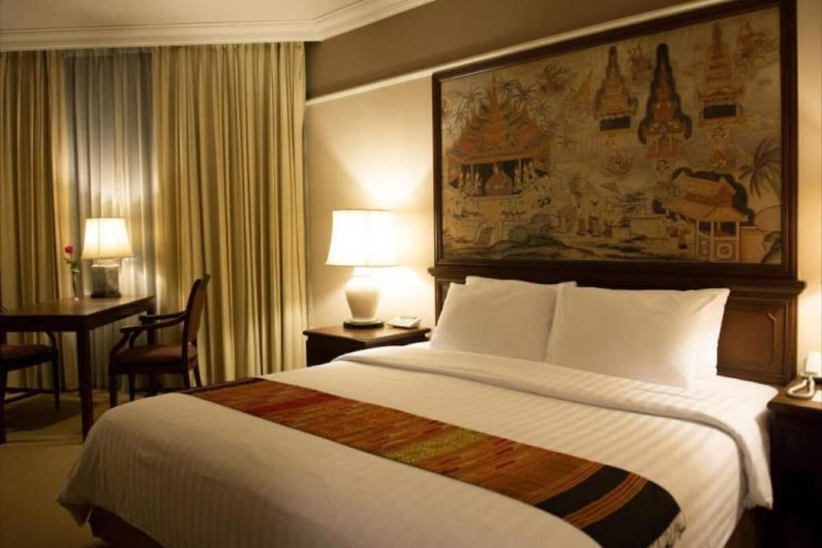 Premium bedding, minibar, desk, WiFi (free)