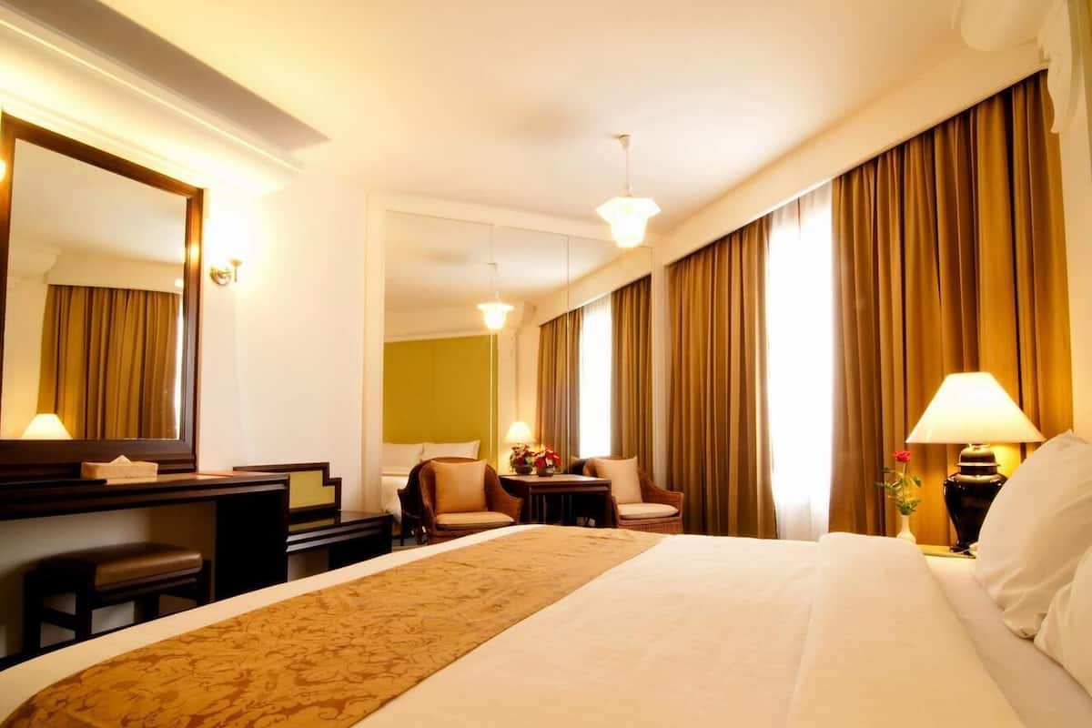 Premium bedding, minibar, desk, WiFi (free)