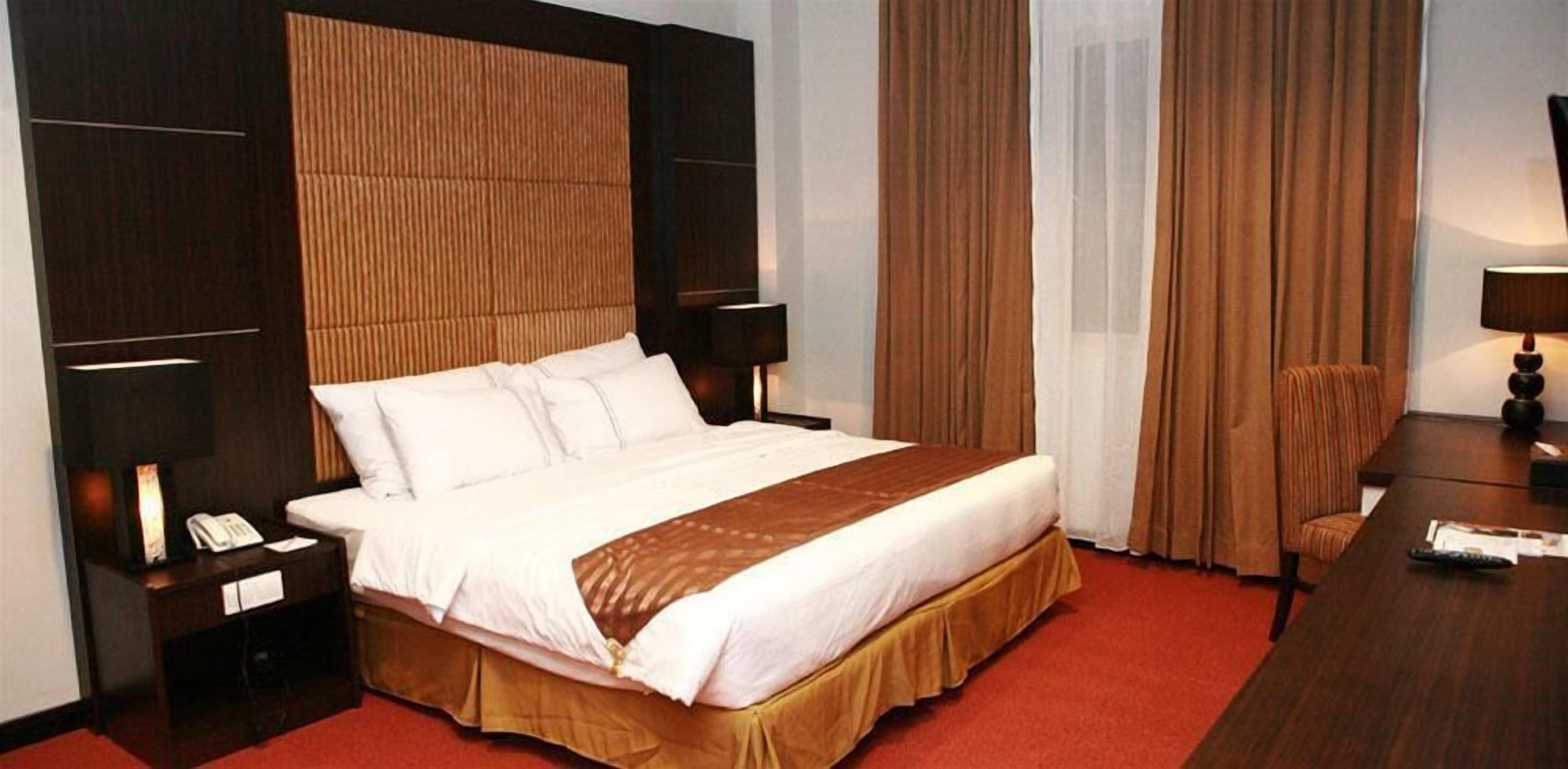Minibar, Schreibtisch, Zustellbetten, kostenloses WLAN