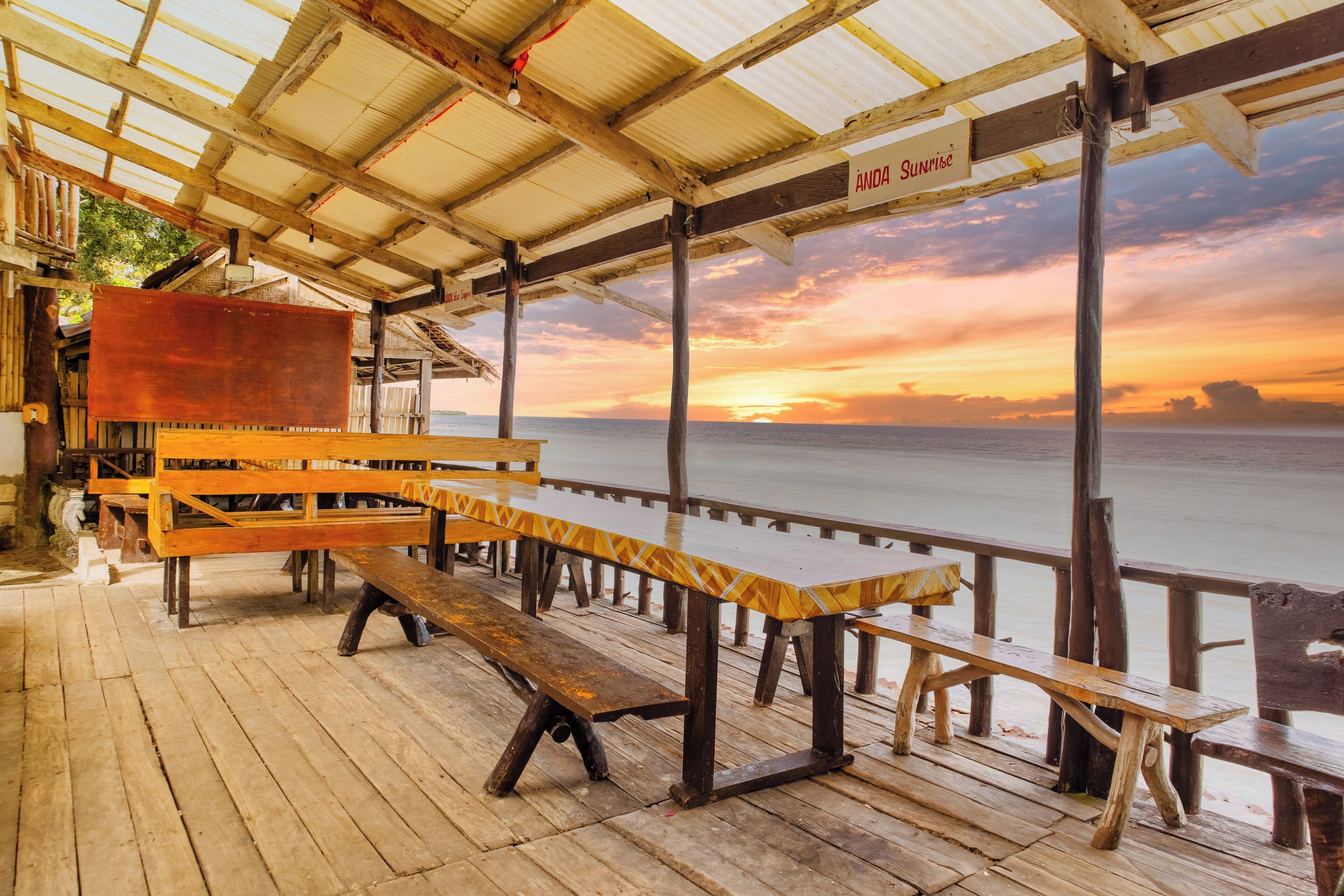 Petit déjeuner et déjeuner servis sur place, spécialités Cuisine locale