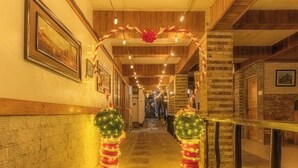 Un pasillo con paredes de madera, una escalera y luces decorativas.