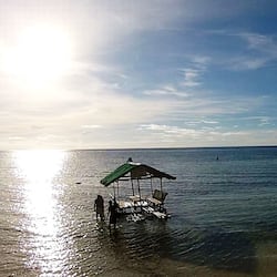 Di pantai, kerusi lepak pantai, payung, selam skuba