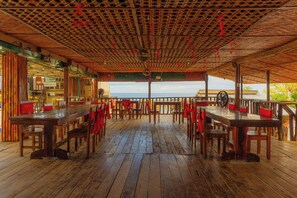 Se sirven desayunos, almuerzos y cenas; cocina local