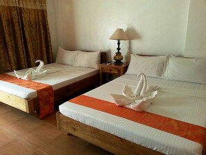 低刺激性寝具、デスク、遮光カーテン、可動式ベッド