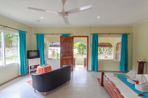 Suite estudio estándar, vistas parciales al mar | Zona de estar