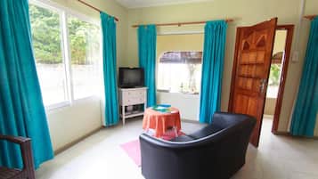 Standard Studio Suite, Partial Sea View | Living room