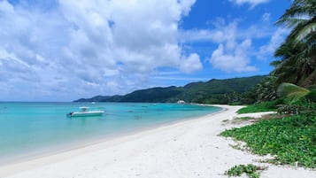 På stranden