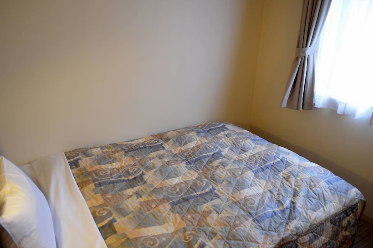 Premium bedding, desk, laptop workspace, free WiFi