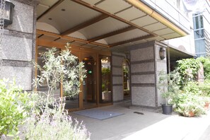 Property entrance - Yokohama Mandarin Hotel (Yokohama)