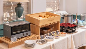 Un buffet comprenant un four grille-pain, une boîte à pain en bois et un coin café.