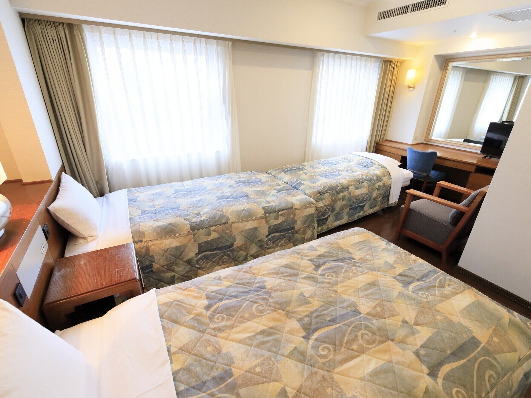 Tremannsrom, ikke-røyk (2 people use) | Sengetøy av topp kvalitet, skrivebord og skrivebord for bærbar PC