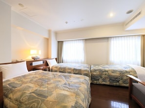 Tremannsrom, ikke-røyk (2 people use) | Sengetøy av topp kvalitet, skrivebord og skrivebord for bærbar PC