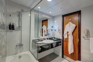 Regadera, amenidades de baño gratuitas, secadora de cabello, pantuflas