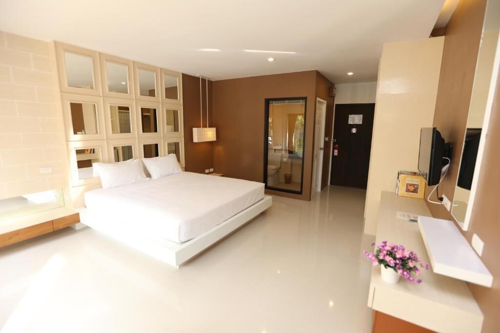 in-room safe, desk, soundproofing, rollaway beds