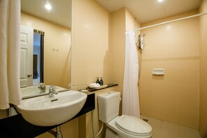 Shower, towels, soap, shampoo - Naka Residence (Wichit)