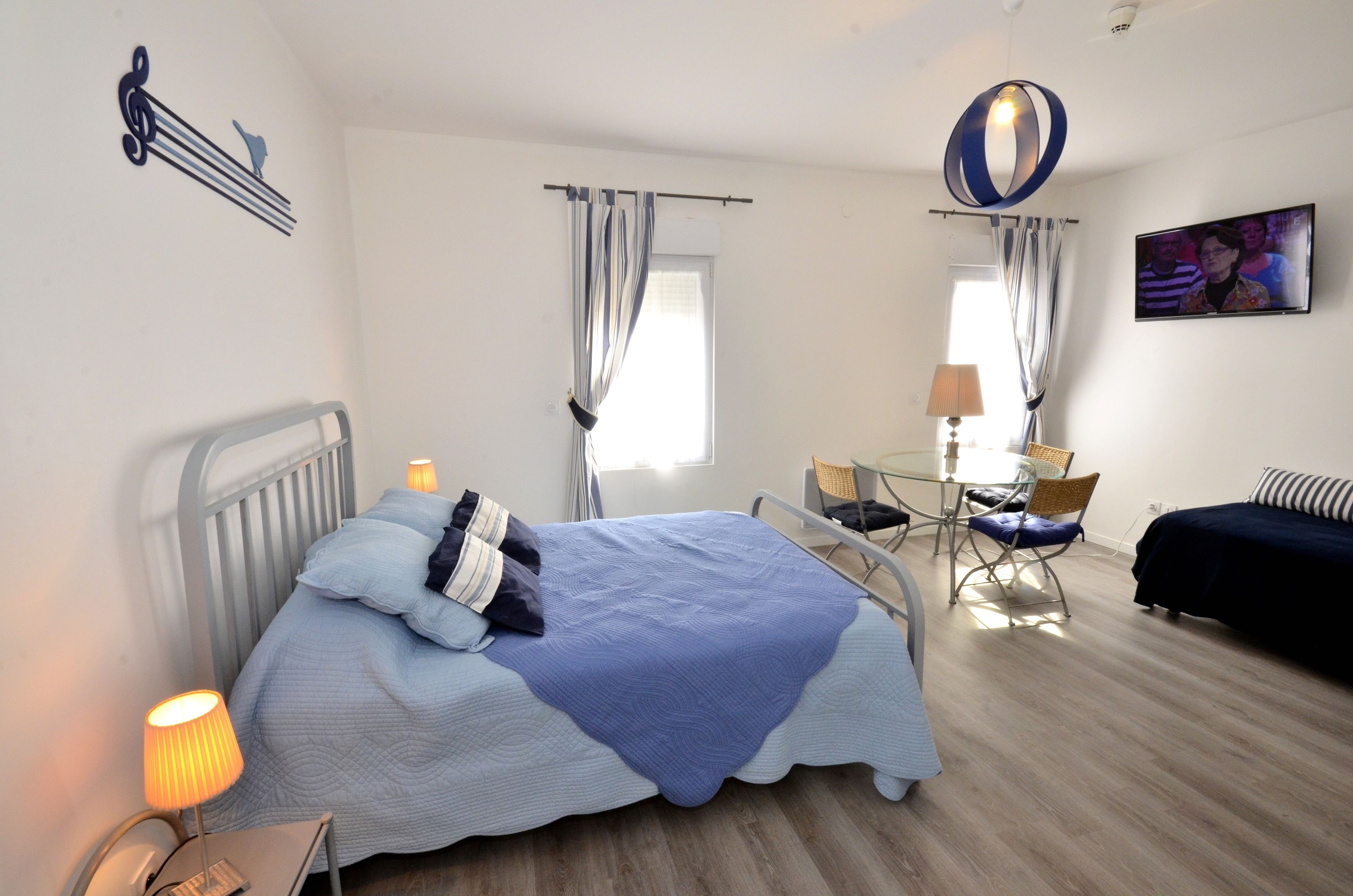 办公桌、免费婴儿床、免费 WiFi