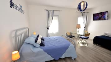 Desk, free cribs/infant beds, free WiFi