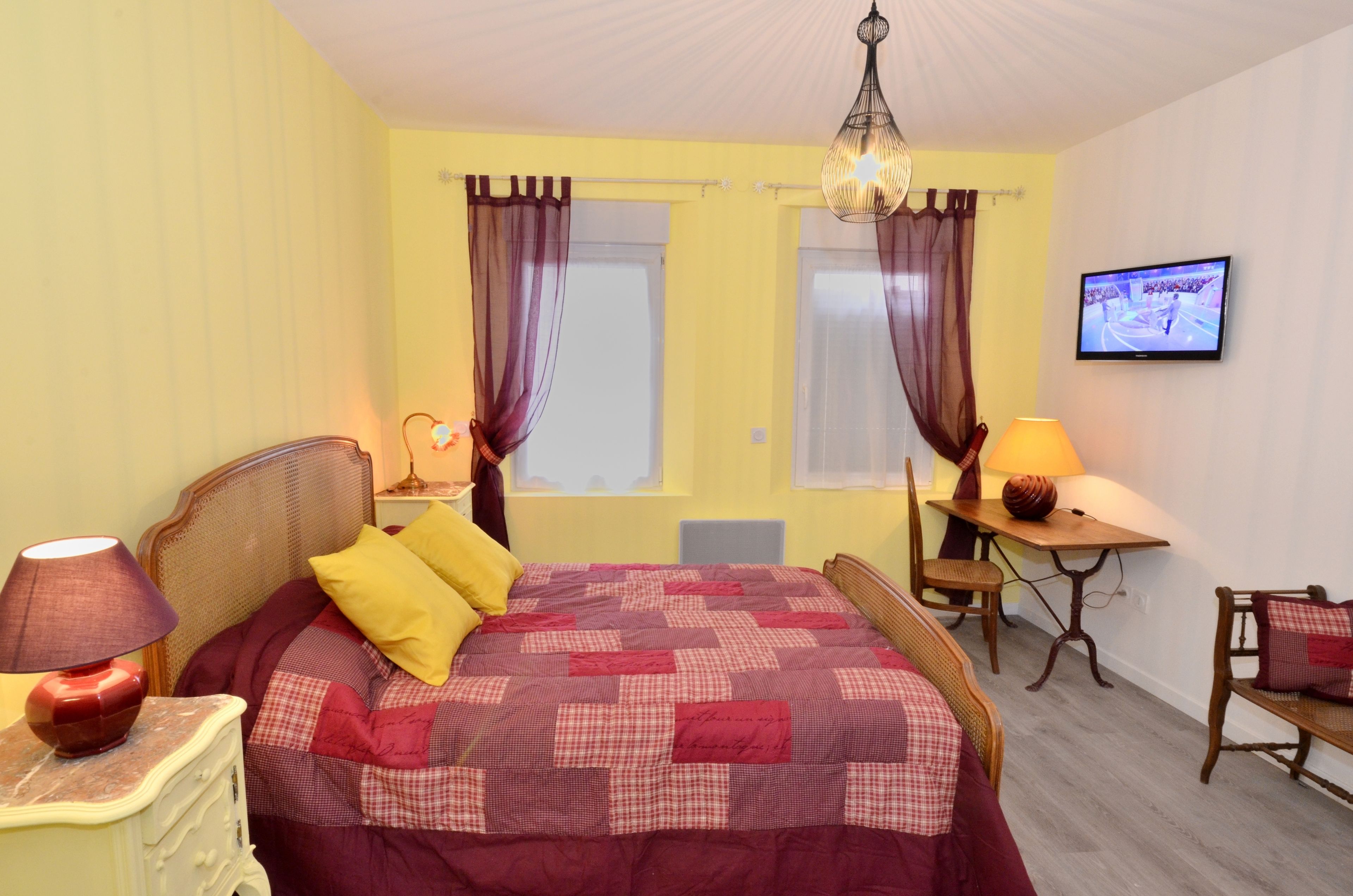 desk, free cots/infant beds, free wifi