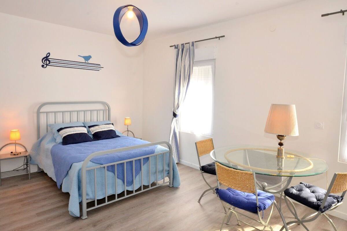 Desk, free cots/infant beds, free WiFi