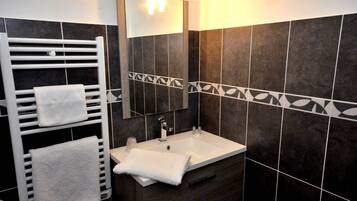 Dusche, kostenlose Toilettenartikel, Haartrockner, Handtücher