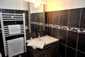 Shower, free toiletries, hair dryer, towels - Hotel de la Villa Biron (Saint-Ouen)