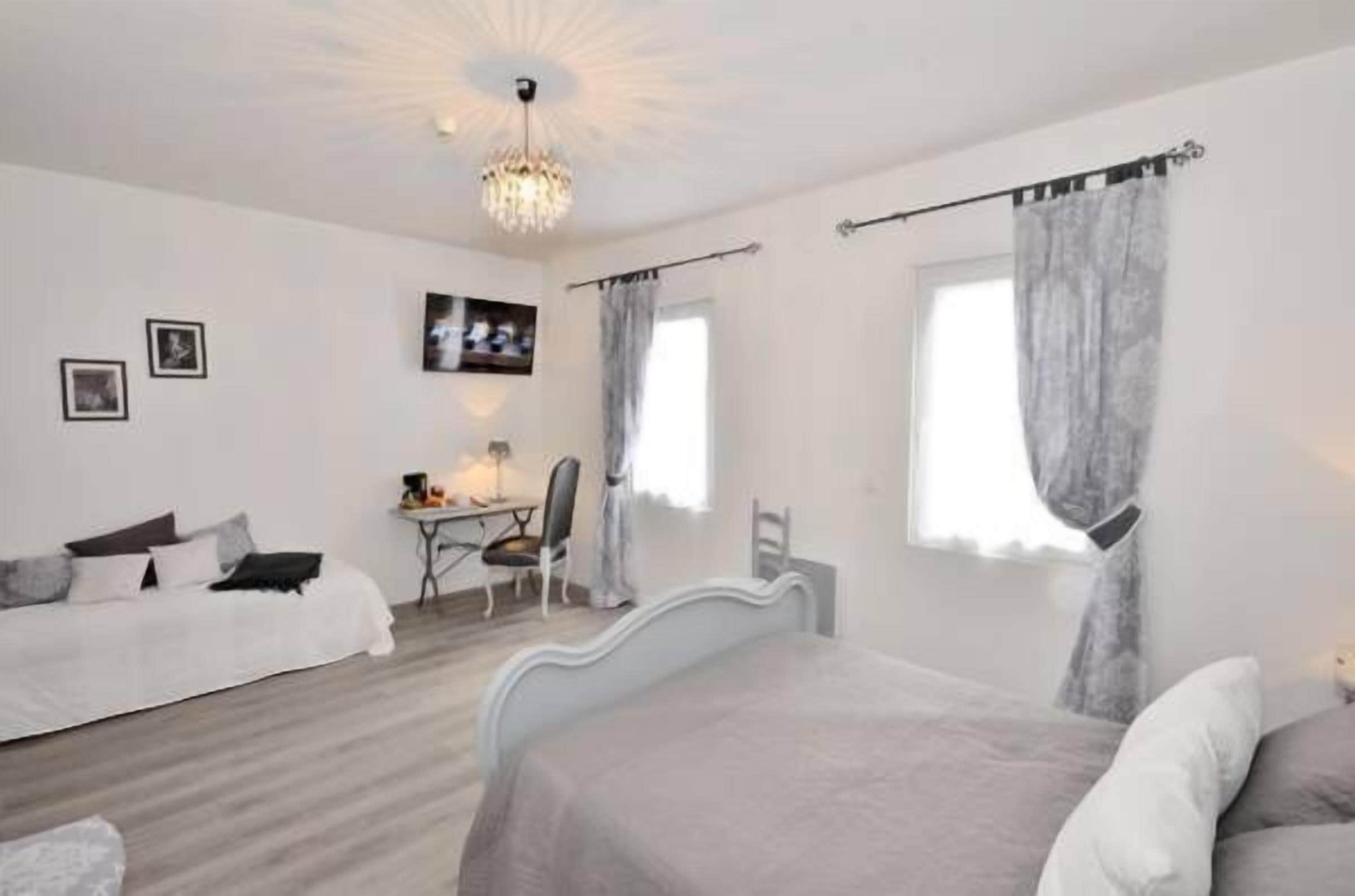 triple room | desk, free cots/infant beds, free wifi