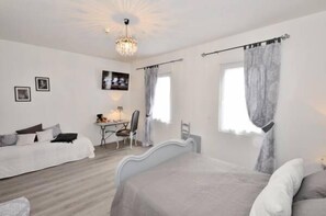 Triple Room | Desk, free cribs/infant beds, free WiFi - Hotel de la Villa Biron (Saint-Ouen)