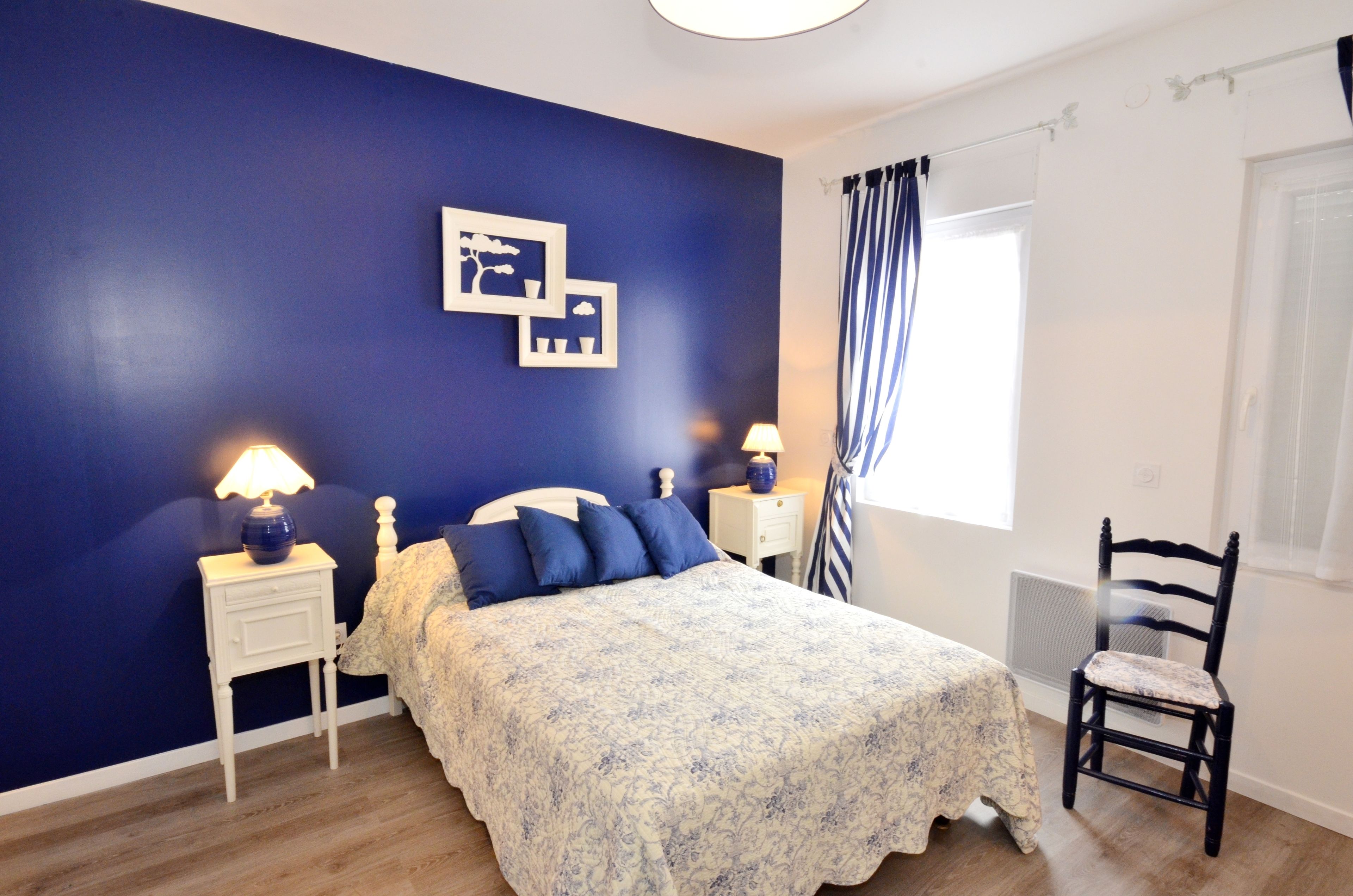 desk, free cots/infant beds, free wifi