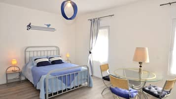 Desk, free cots/infant beds, free WiFi