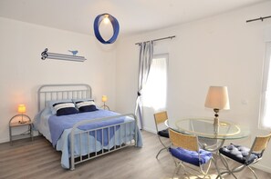 办公桌、免费婴儿床、免费 WiFi